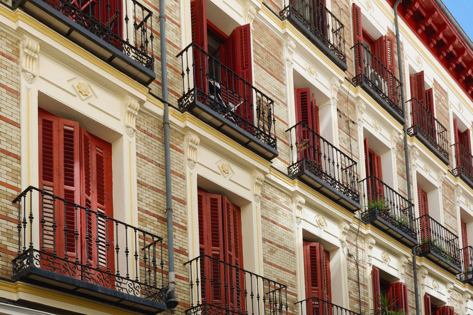 Edificio con balcones